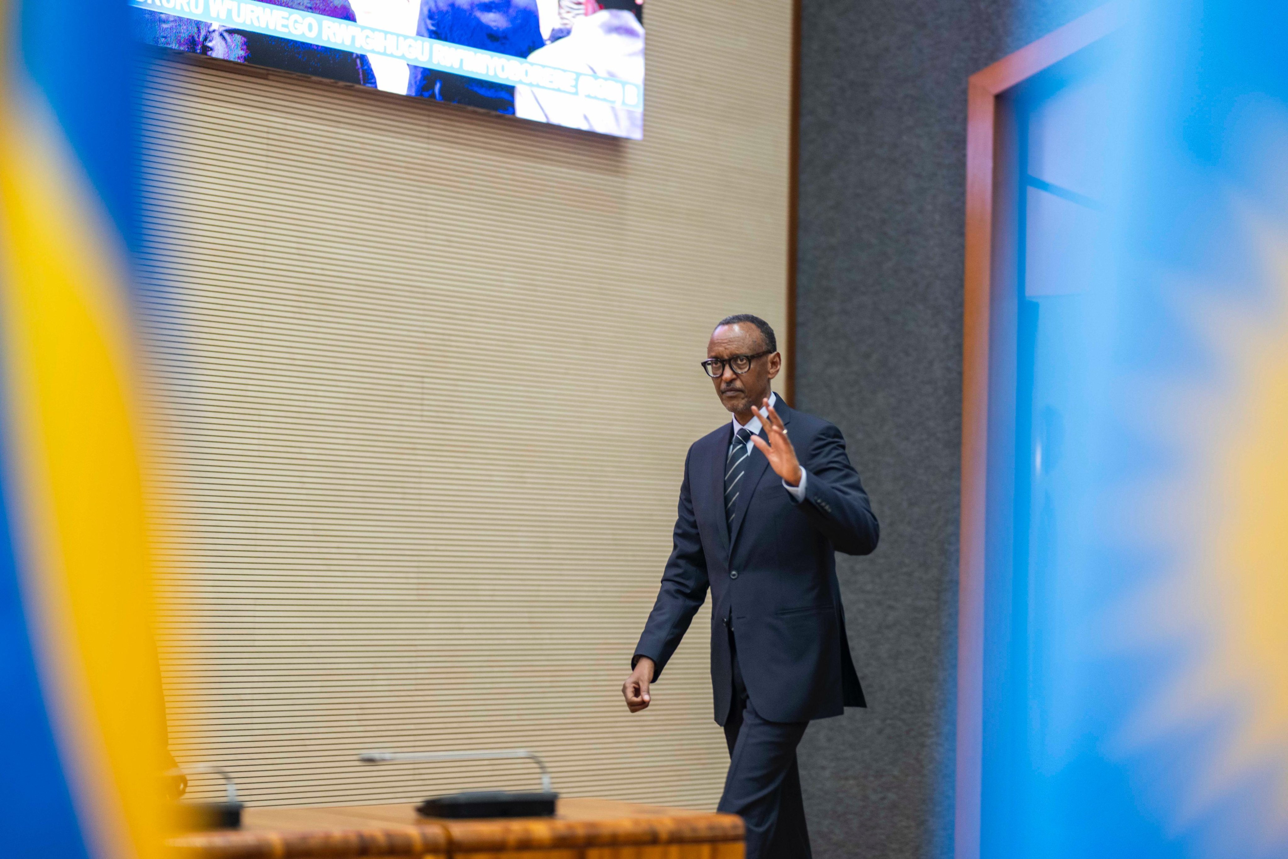 Perezida Kagame yasabye abayobozi kuba intwari bakava mu nshingano aho kuzikora nabi