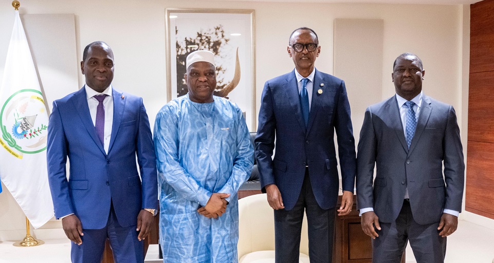 Perezida Kagame yashyikirijwe ubutumwa bwa Gen. Doumbouya wa Guinea
