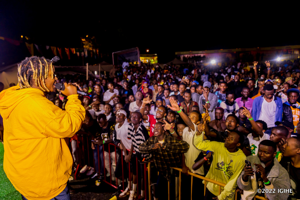 Ariel Wayz yanze gutenguha abafana bari muri Skol Football Village ariyumanganya