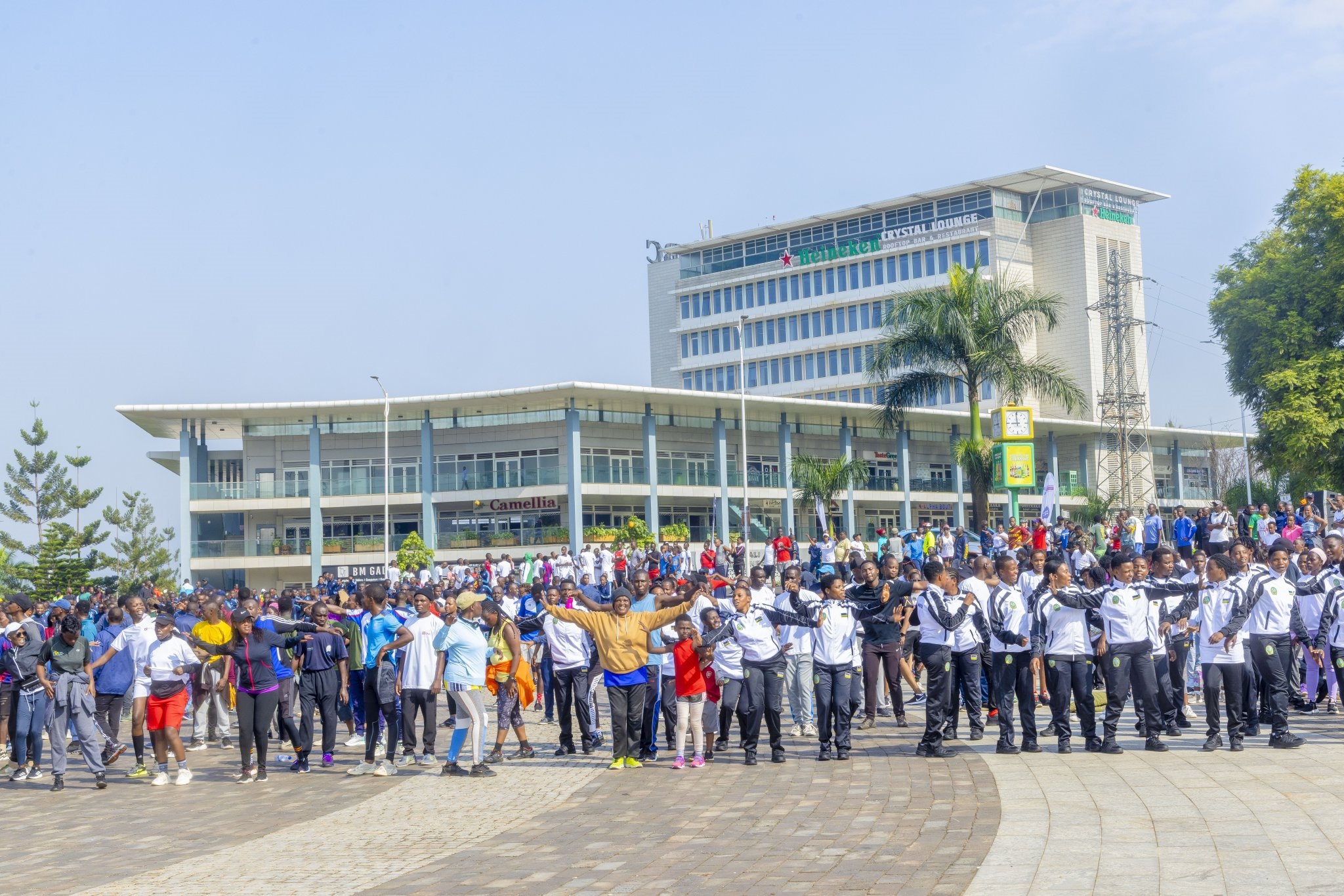 Abakora muri Park Inn Hotel bitabiriye ‘Car Free Day’ yibanze ku gukundisha abagore siporo