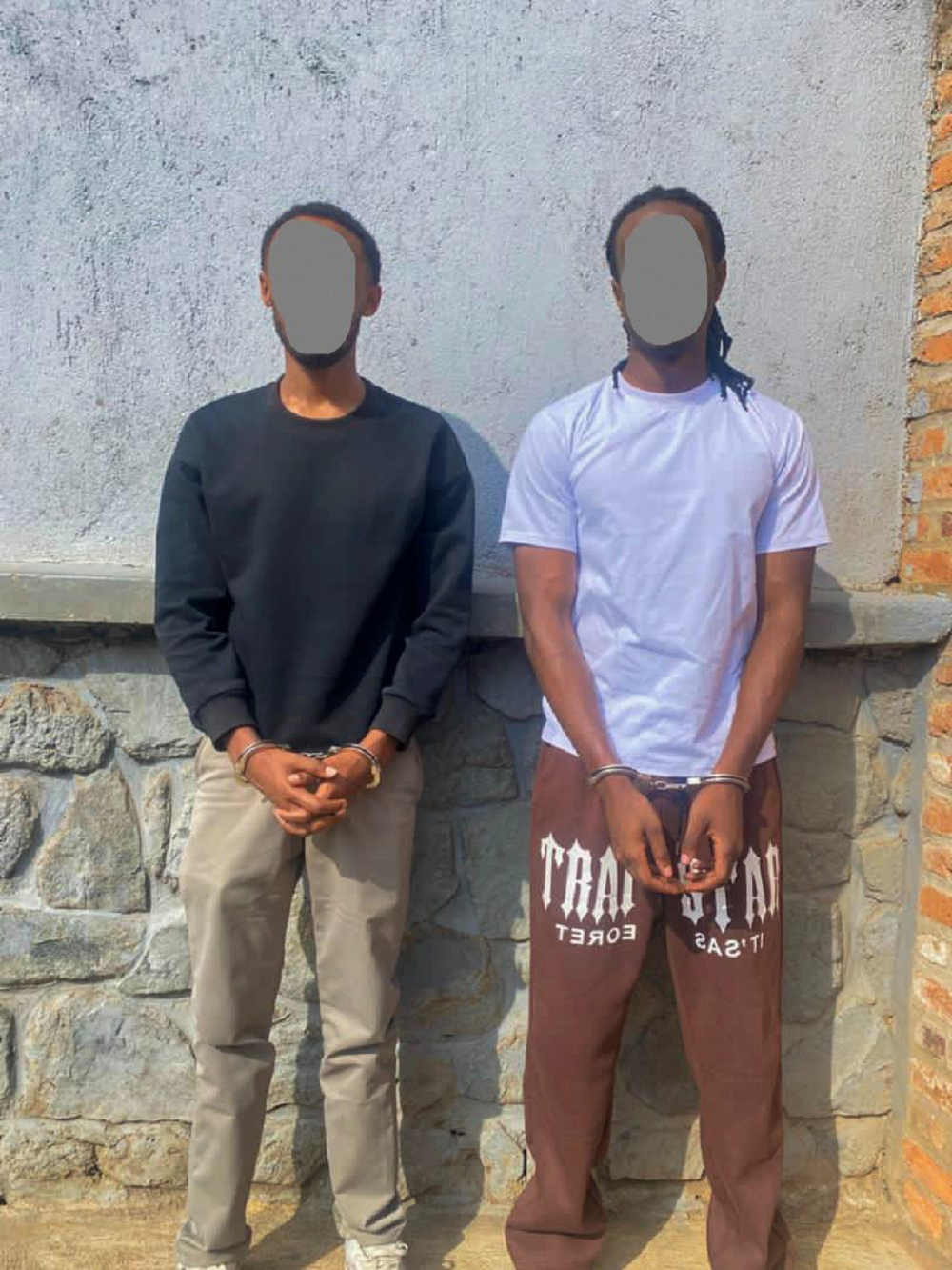 Polisi yataye muri yombi babiri bagaragaye bakubitira umukobwa mu muhanda