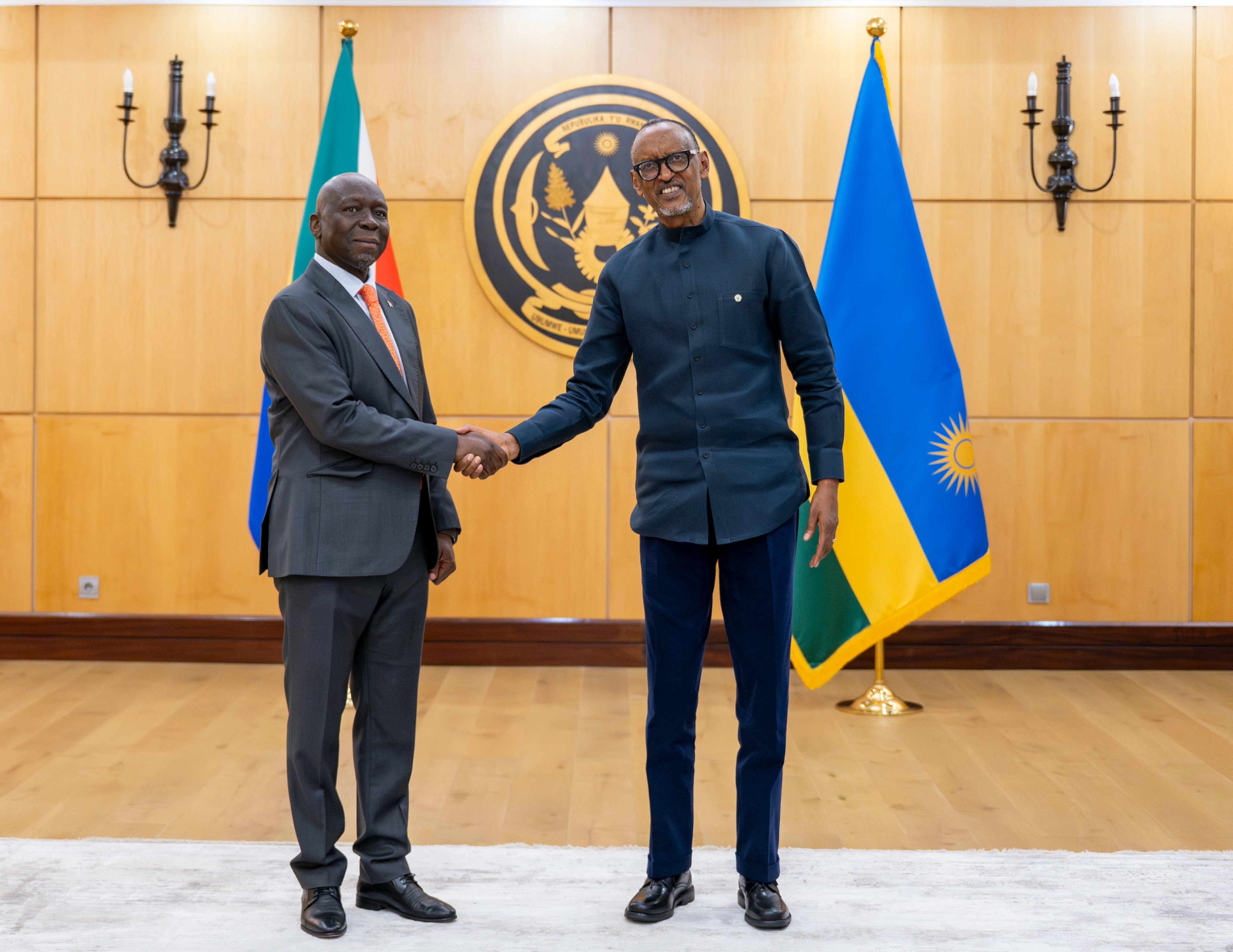 Perezida Kagame yakiriye impapuro zemerera ba Ambasaderi batanu guhagararira ibihugu byabo mu Rwanda
