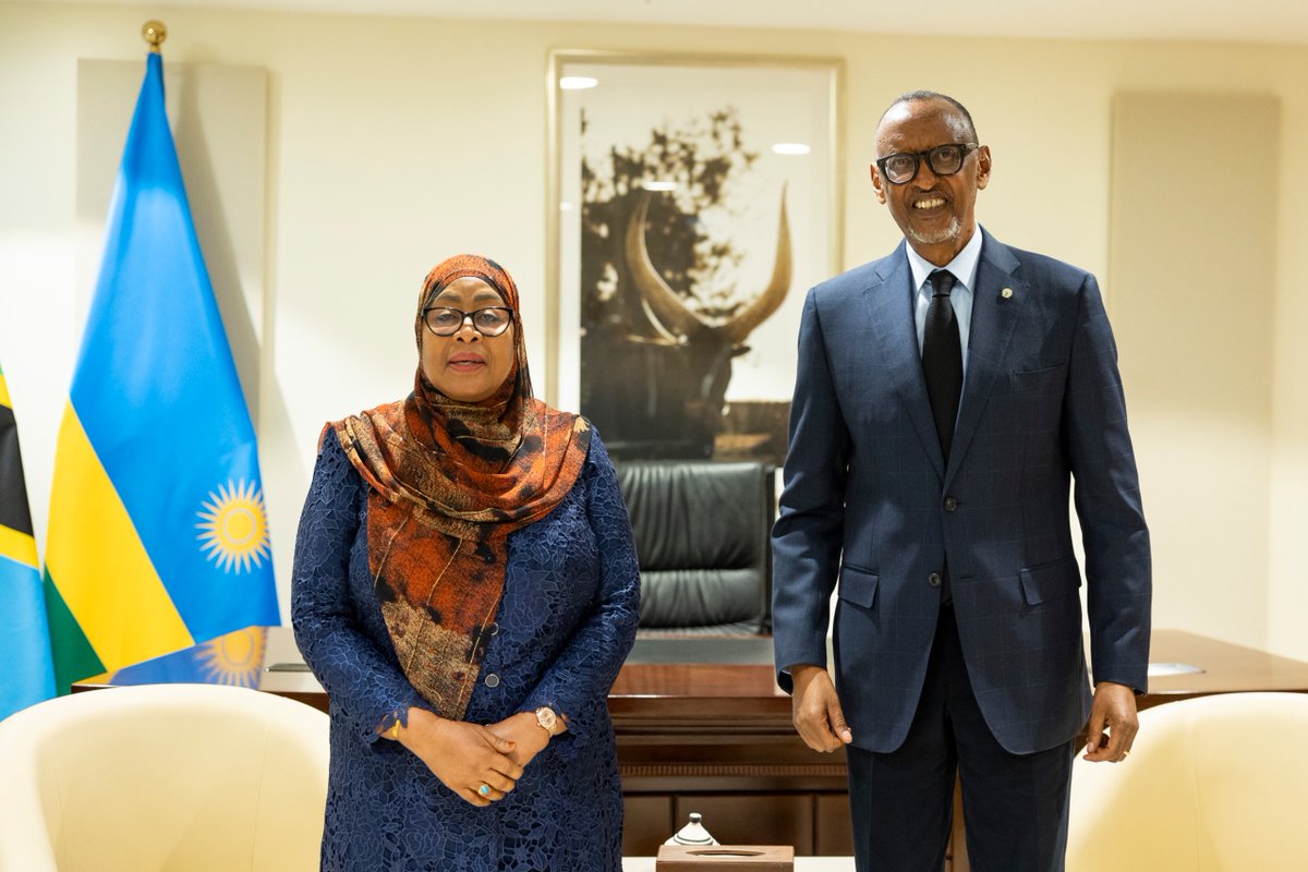 Perezida Kagame yafashe mu mugongo mugenzi we wa Tanzania wapfushije umugabo