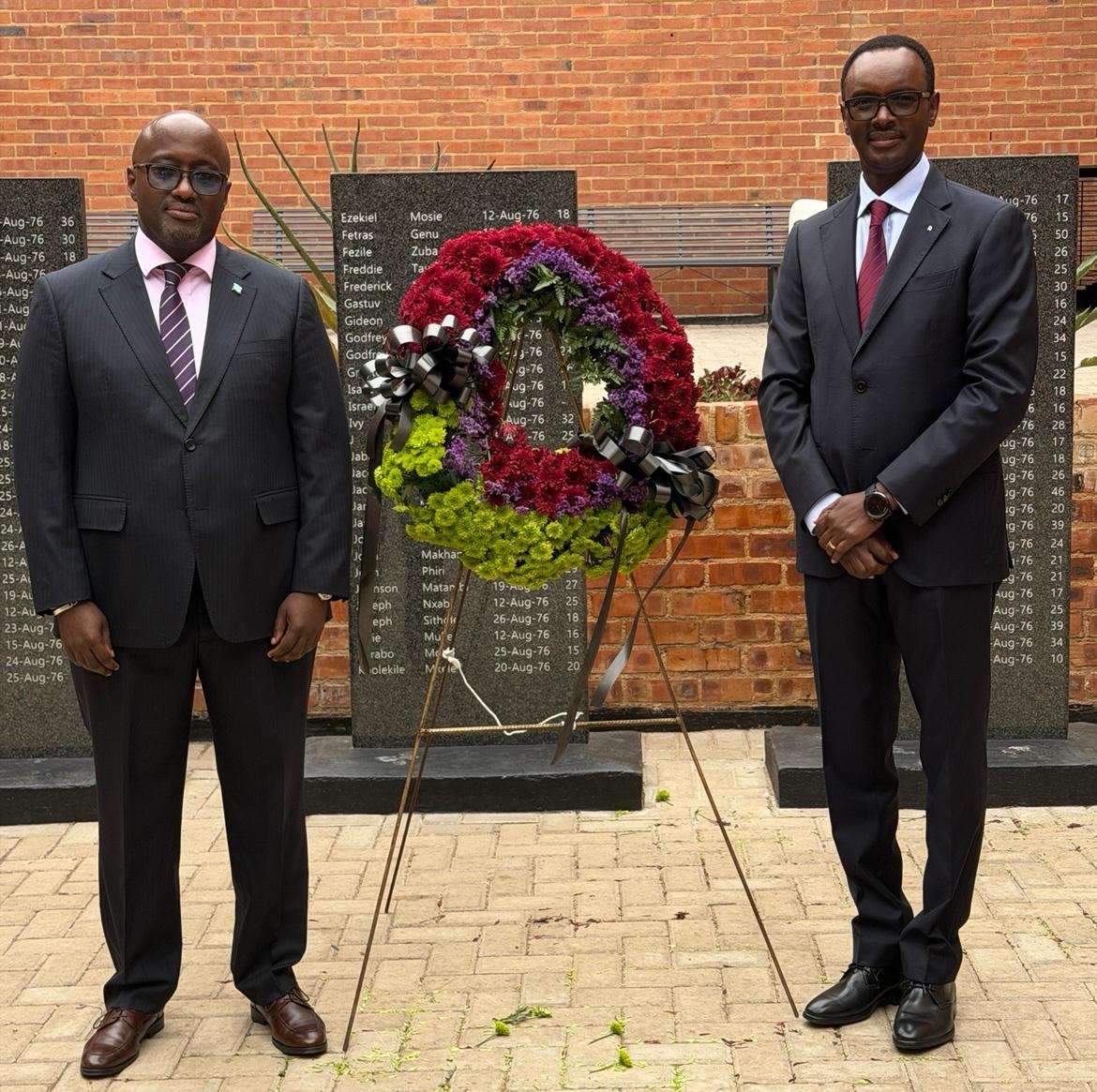 Minisitiri Nduhungirehe yasuye urwibutso rwa Hector Pieterson i Soweto