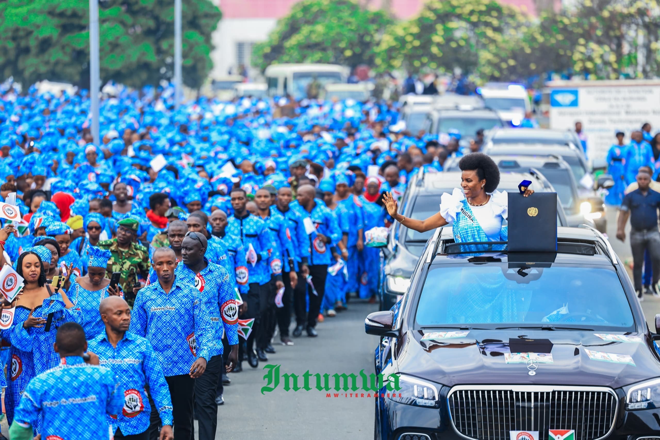 Umugore wa Perezida Ndayishimiye yazengurukanye igihembo yahawe mu mihanda y’i Bujumbura