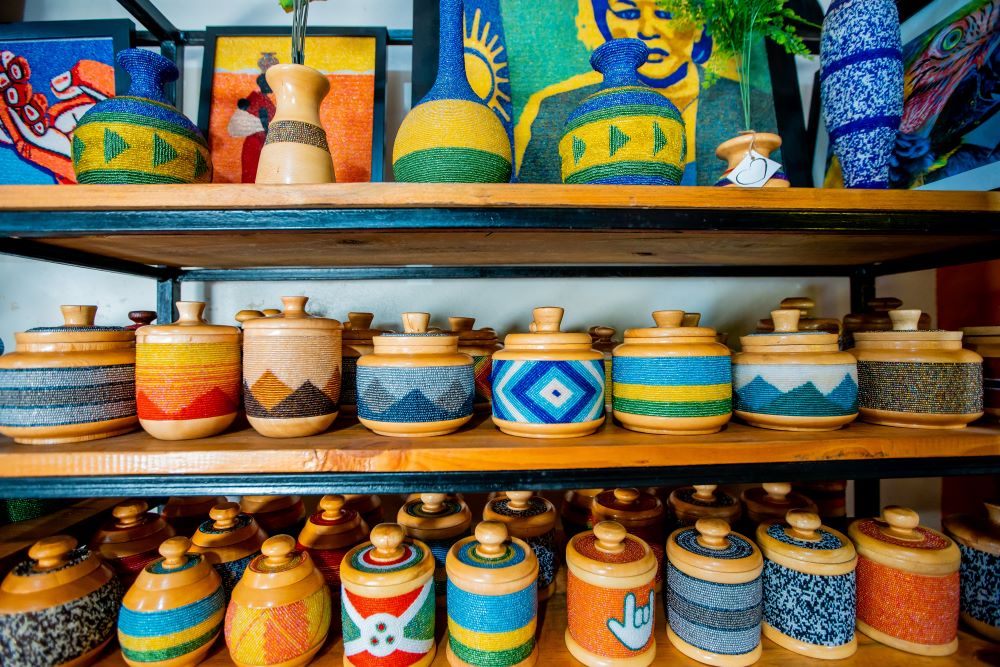 Ibyihariye kuri ‘Kigali Deaf Art Gallery’ ikoramo abafite ubumuga bukomatanyije gusa