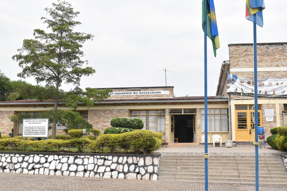 Nyanza: Umugabo n’umuhungu we bafunzwe nyuma y’urupfu rw'umugore wasanzwe amanitse