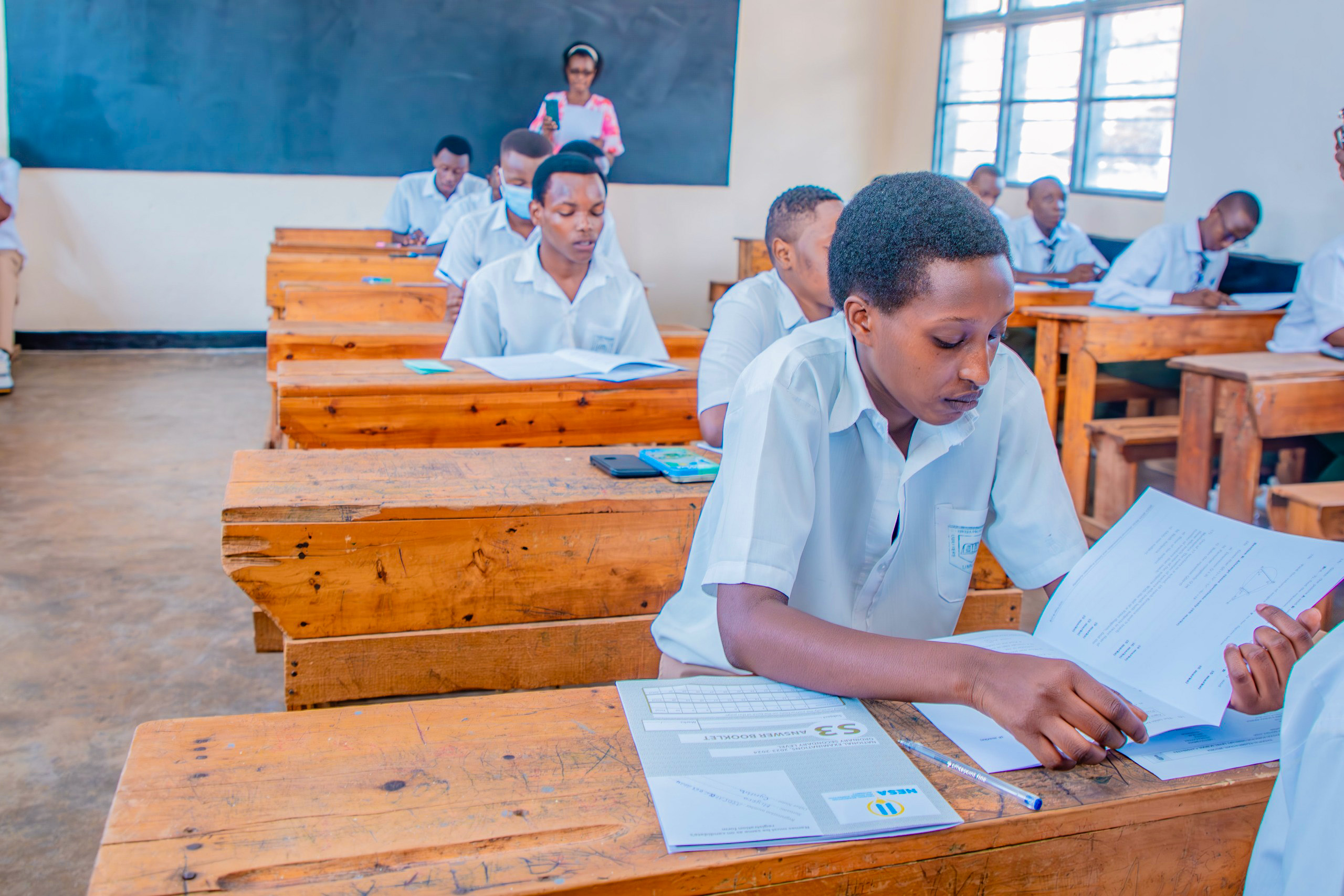 Abarenga ibihumbi 258 bagiye gukora ibizamini bya Leta mu mashuri yisumbuye