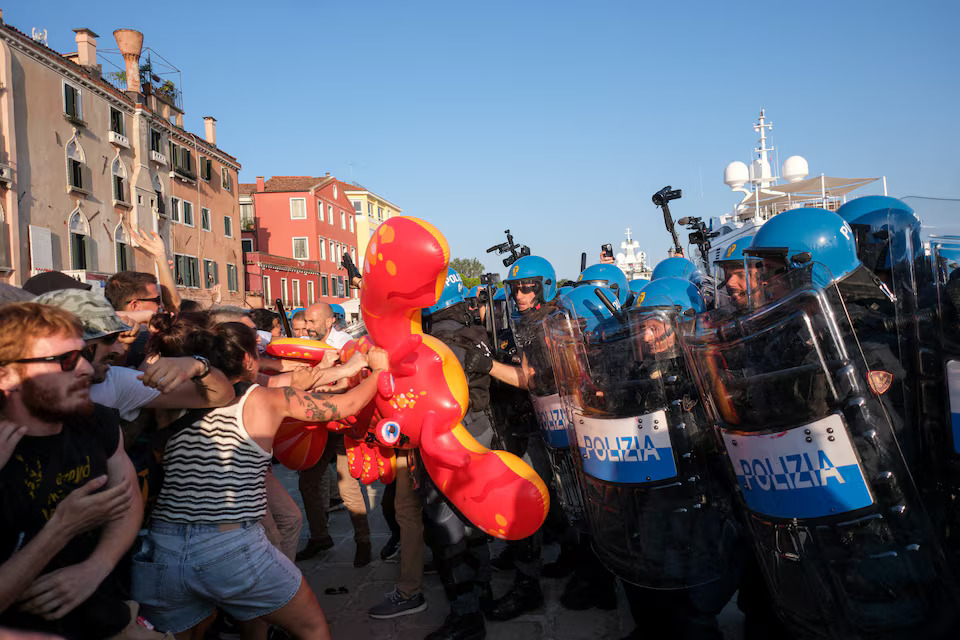 Ambasaderi wa Amerika mu Butaliyani yahuriye n’uruva gusenya i Venice