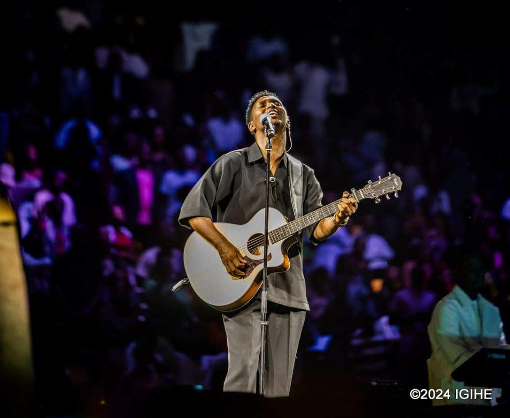 Israel Mbonyi yatanze Noheli ishyitse mu gitaramo cy’amateka (Amafoto)
