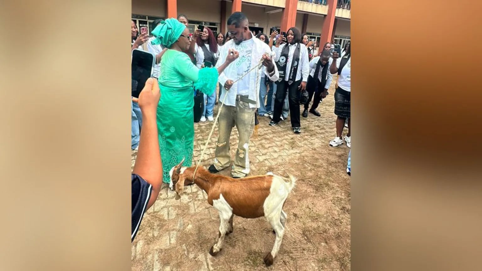 Nigeria: Umubyeyi yashyiriye umuhungu we ihene mu birori byo gusoza kaminuza