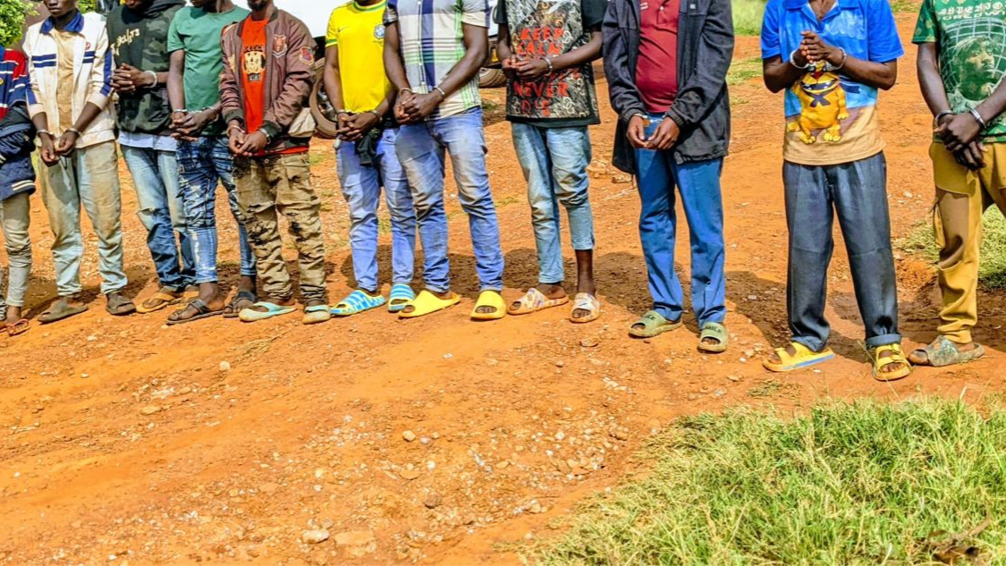 Kayonza: 40 bitwa ‘imparata’ bacukura amabuye y’agaciro mu buryo butemewe bafashwe