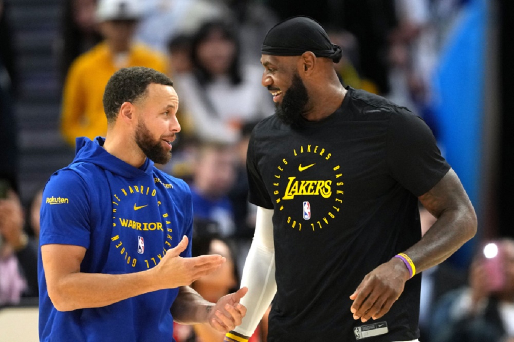 Stephen Curry yifuje LeBron James muri Golden State Warriors akubita igihwereye