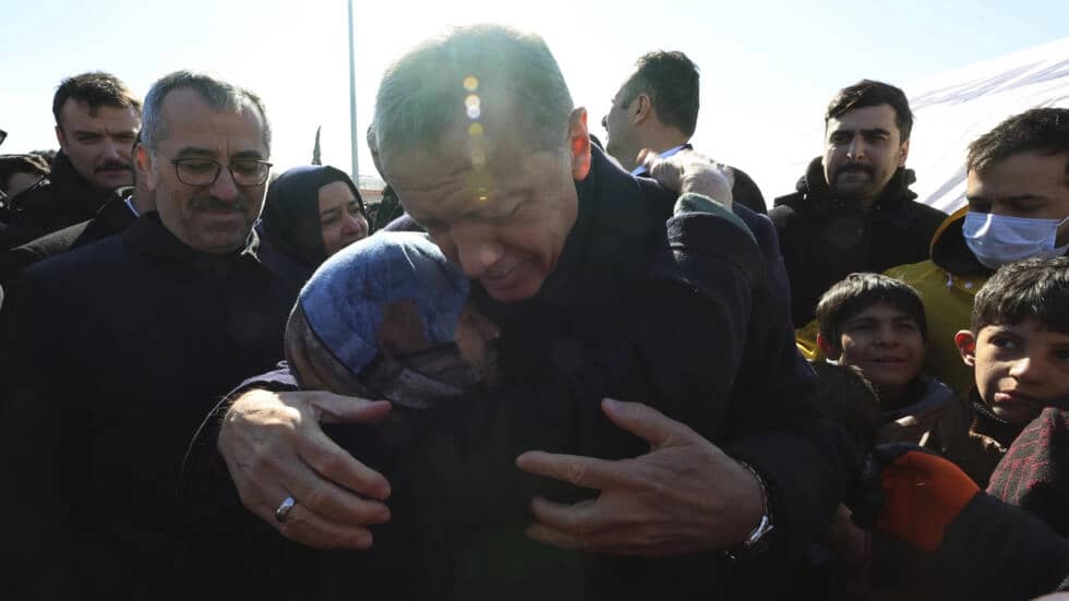 Ifoto y’Umunsi: Perezida Erdogan yahumurije uwarokotse umutingito wo muri Turikiya