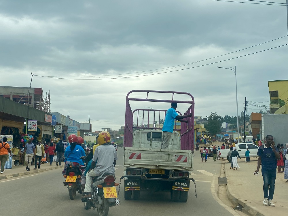 Kagugu: Barasaba gushyirirwaho amatara afasha abanyamaguru kwambuka umuhanda