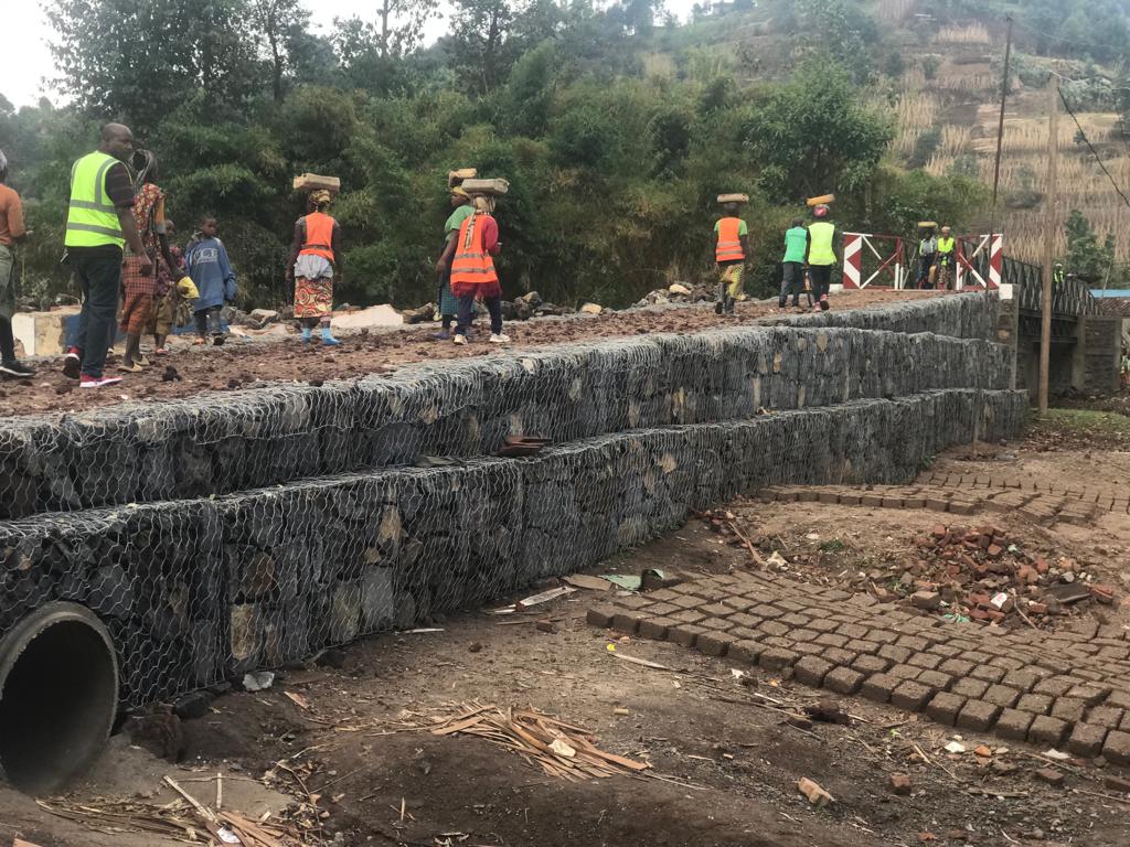 Sebeya yatangiye kubakwaho ikiraro gisimbura icyatwawe n'ibiza