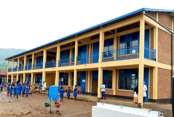 Iburengerazuba: Abana ibihumbi 17 ntibaragera ku ishuri