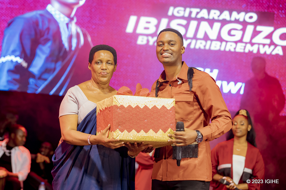 Josh Ishimwe yakabije inzozi ze mu gitaramo yatangiyemo impano ku mubyeyi we (Amafoto)