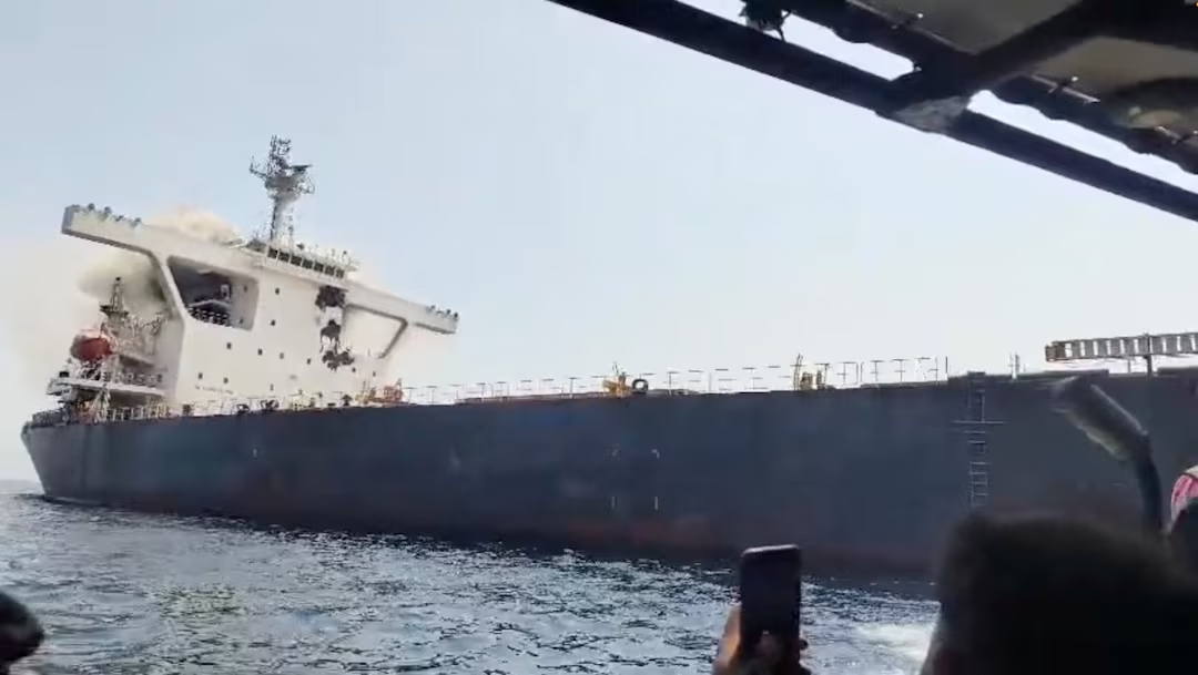Ubwato bubiri bwarashwe muri Hormuz burarohama