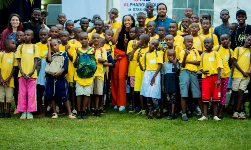 Abagize umuryango ‘YB Foundation’ wa Yvan Buravan basangiye Noheli n’abana bahoze ku muhanda