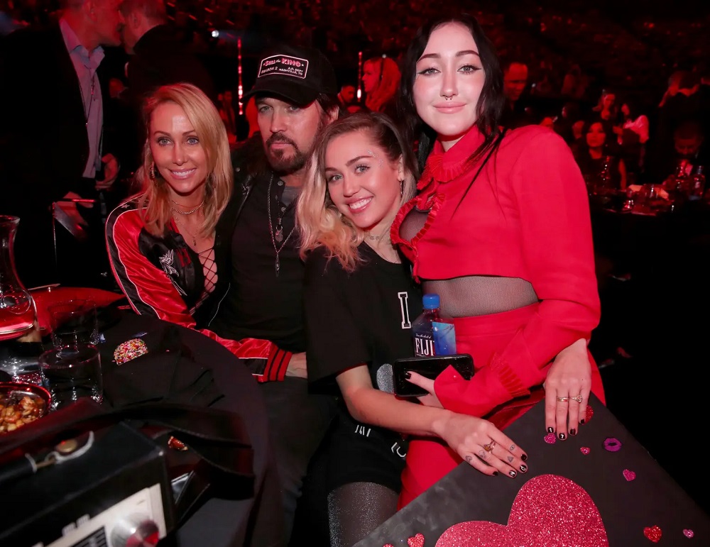 Miley Cyrus yanyomoje ibyo kutajya imbizi n’ababyeyi be