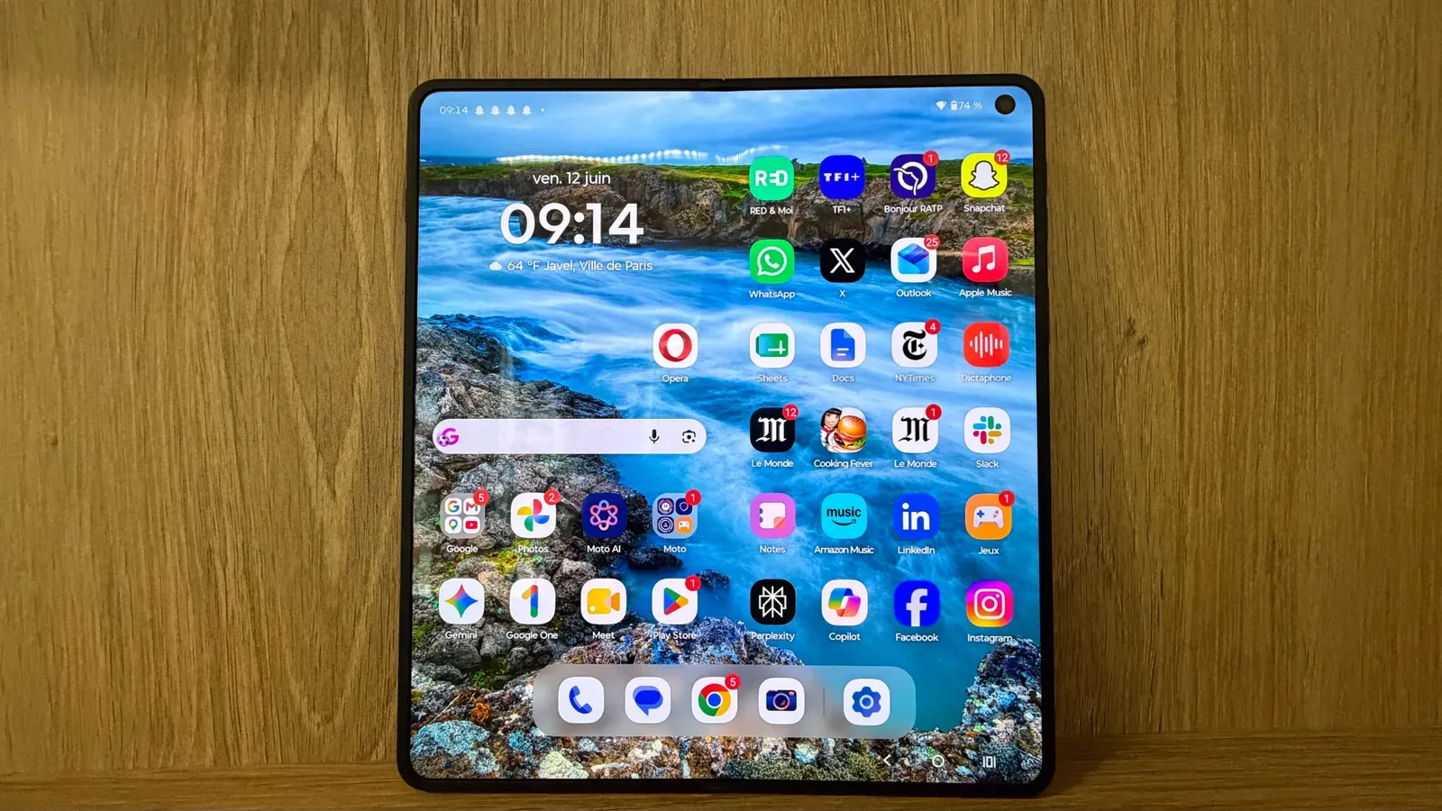 Motorola Razr Fold, telefoni ya rurangiza ikunjwa igura miliyoni 3,5 Frw