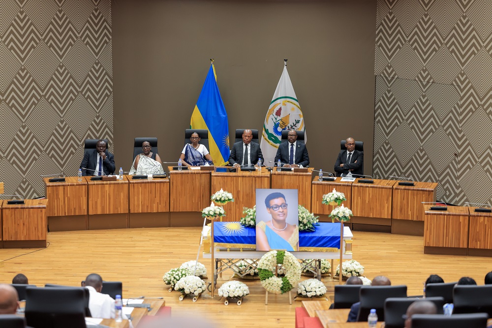Perezida Kagame yashimye ubwitange bwaranze Senateri Mukabalisa