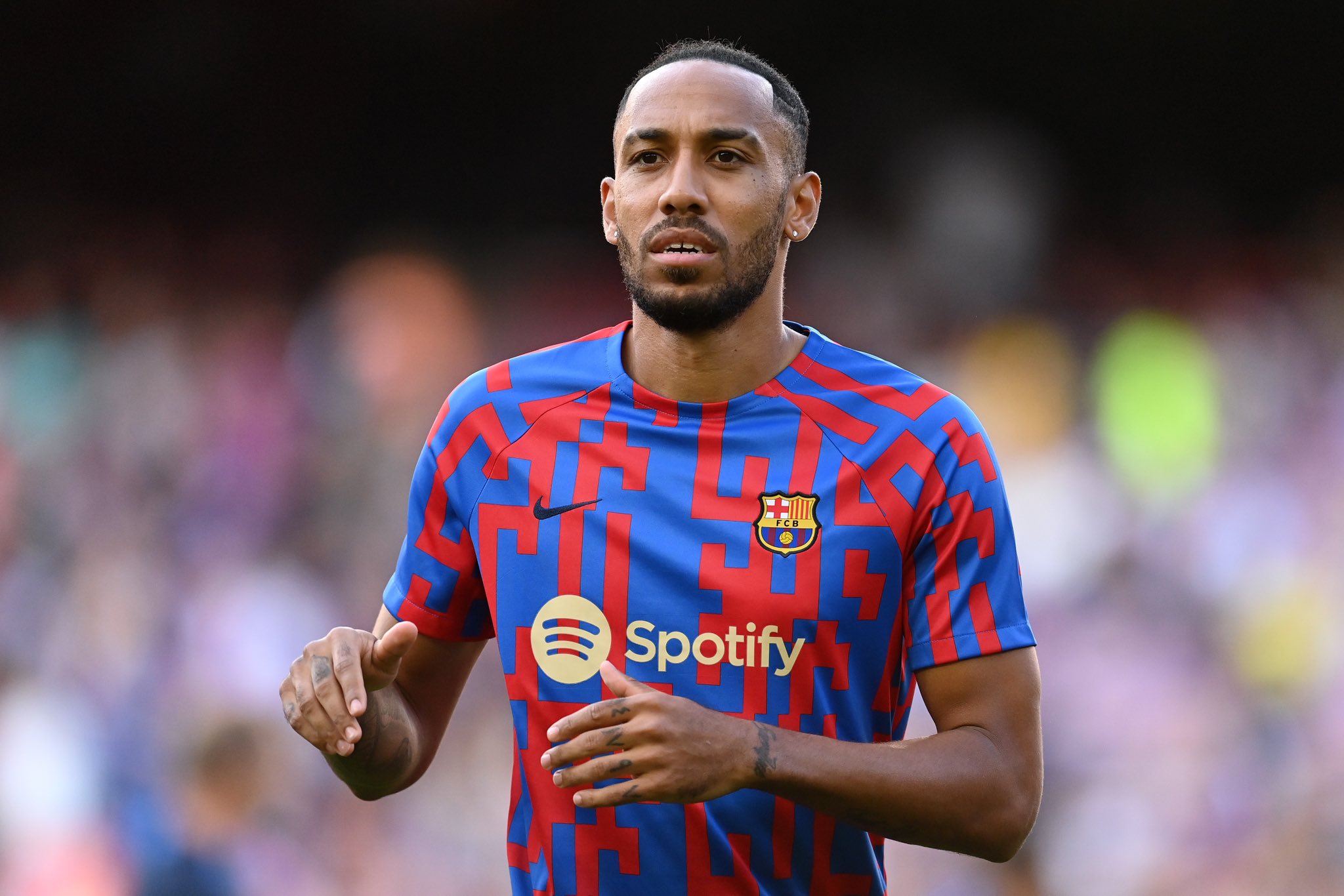 Abitwaje intwaro binjiye mu rugo rwa Aubameyang baramucucura