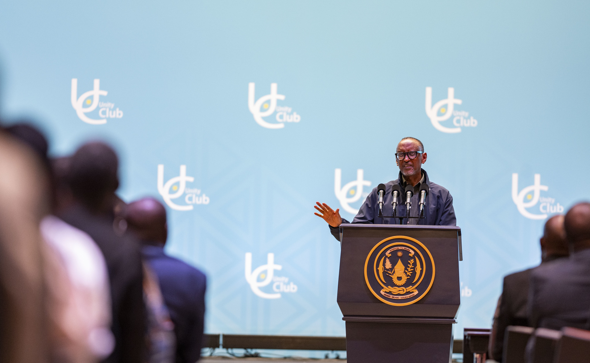 Ntushobora kuba utekereza mu macakubiri ngo uhangane n’ibibazo bikugarije- Perezida Kagame