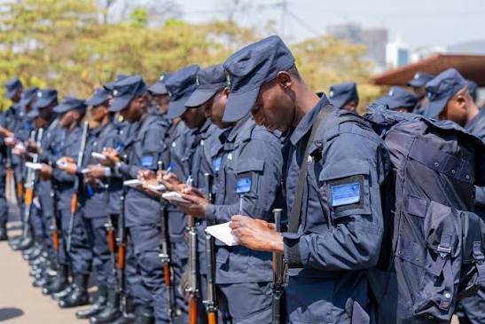 Polisi yiseguye ku myitwarire y’umupolisi wabwiye ugiye mu gitaramo ko yanakubitwa