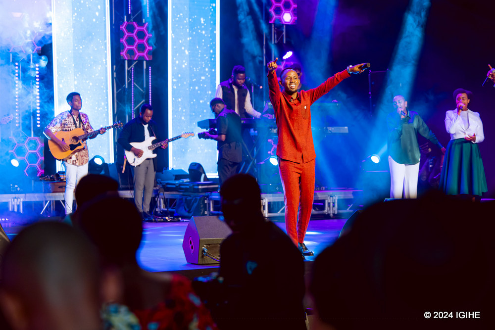 Prosper Nkomezi yamurikiye album ebyiri icyarimwe: Ibihe by’ingenzi byaranze igitaramo cye (Amafoto)