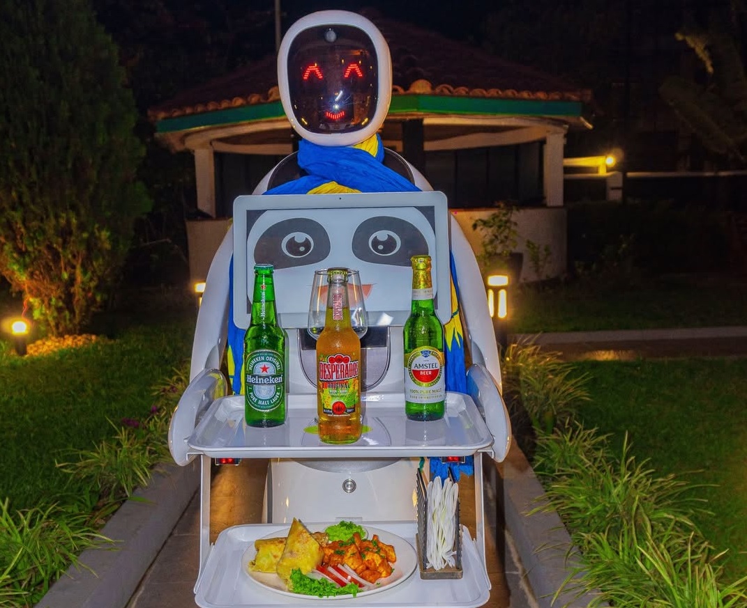 Ikoranabuhanga rya robot rirakataje: Zatangiye gutanga serivisi muri ‘restaurant’ mu Rwanda