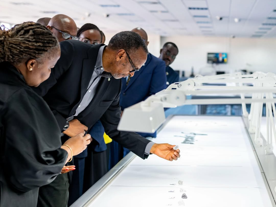 Perezida Kagame yasuye ikigo cyo muri Botswana gishinzwe ubucuruzi bwa Diamant