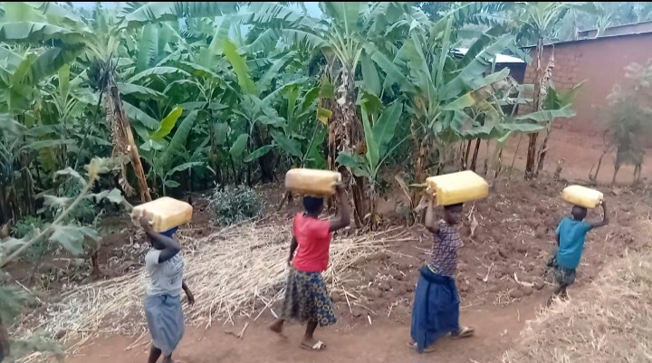 Gatsibo: Bakora urugendo rw’isaha bagiye gushaka amazi mabi