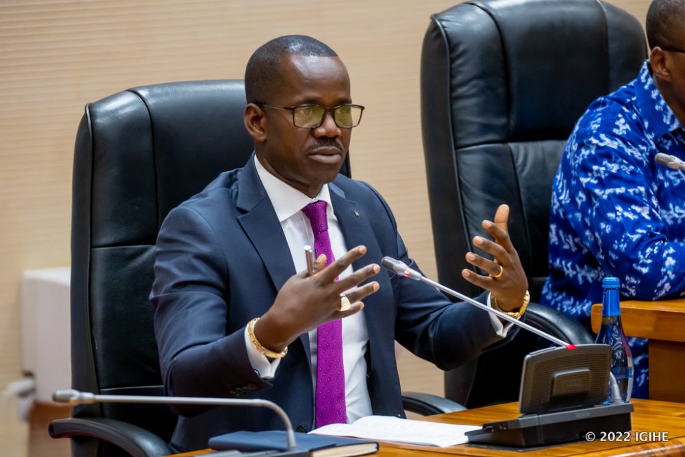 Senateri Evode Uwizeyimana yagaragaje ibyo kwitondera mu gusuzuma dosiye y’usaba ‘équivalence’