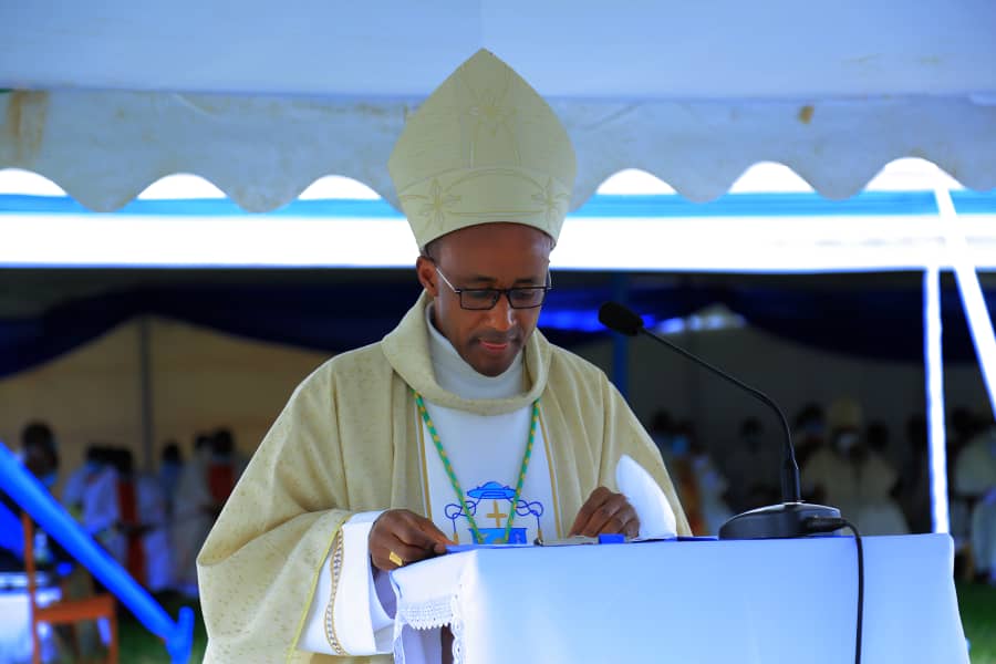 Ibyuma biragatsindwa n'Imana y'i Rwanda -Musenyeri Sinayobye