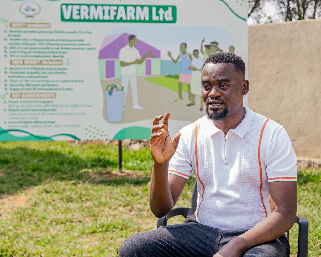 Sindikubwabo atunganya ifumbire n’imiti yica ibyonnyi yifashishije iminyorogoto