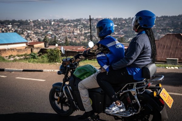 Moto ibihumbi 25 n’uruganda ruri mu nzira: Ikiganiro na Chawla wa Spiro (Video)