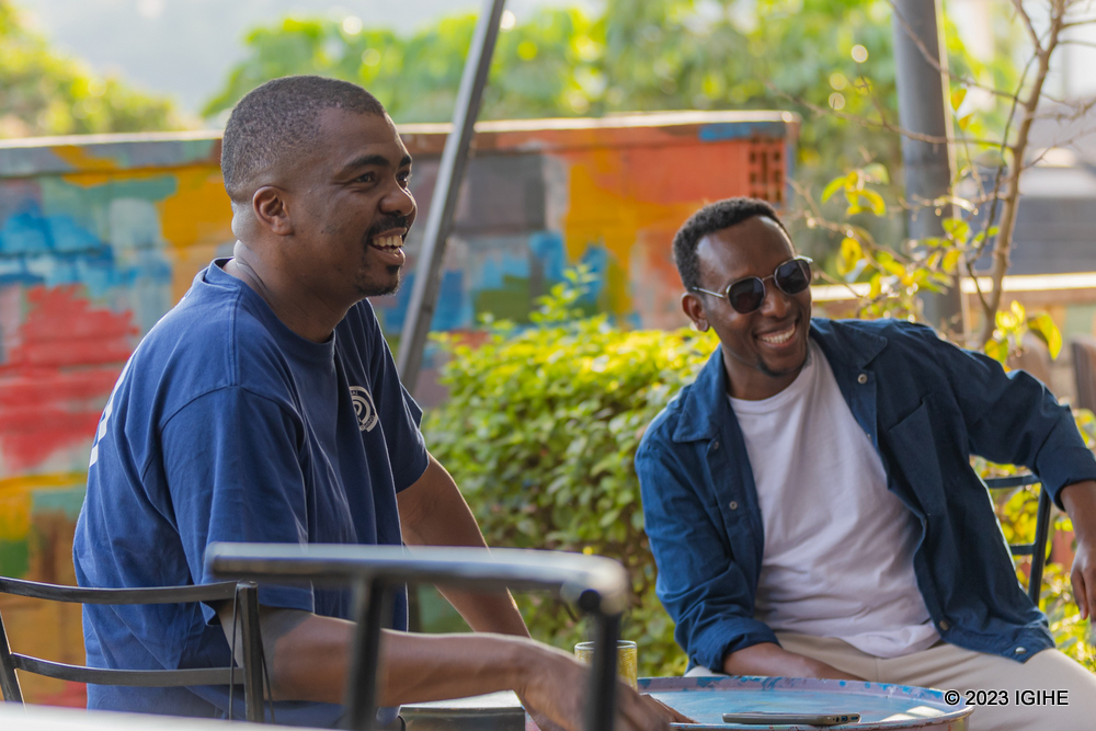 Umunyarwenya Loyiso Gola yatunguwe n’uburyo Abanyarwanda bahura bagakora Umuganda