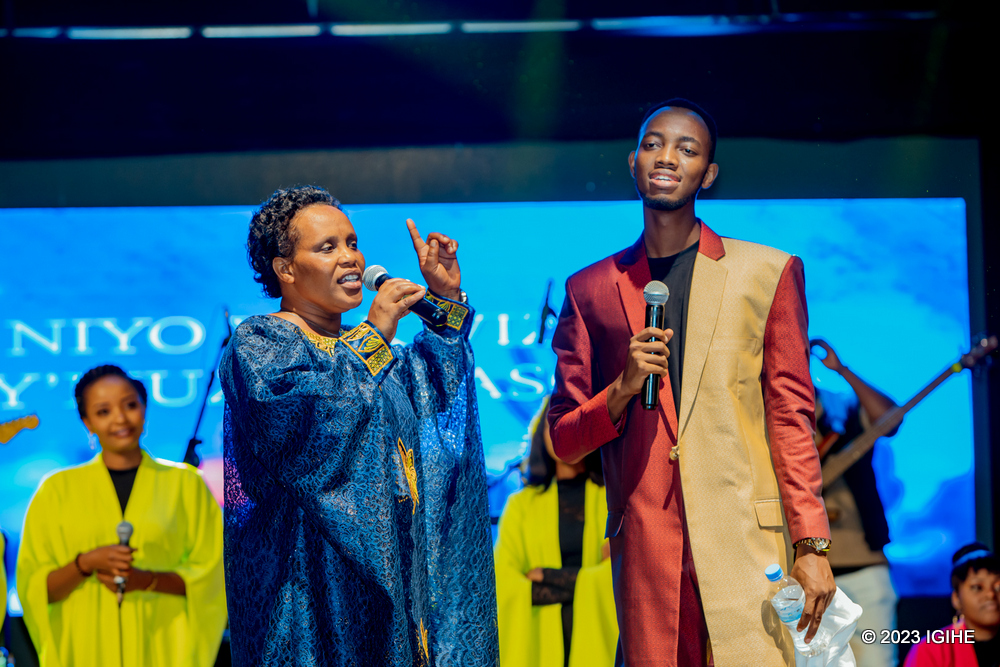 Emmy Vox yaririmbanye n’umubyeyi we mu gitaramo cyaranzwe n’amashimwe (Amafoto)