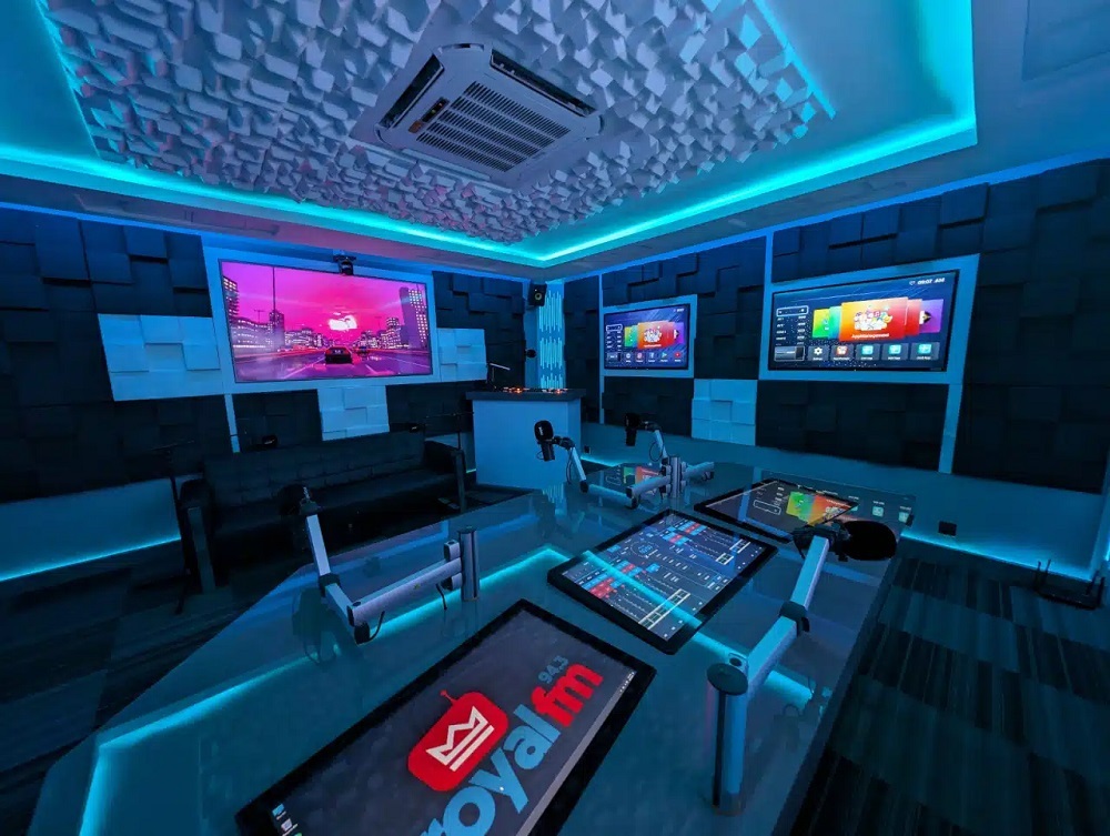 Studio ya ‘Royal FM’ mu isura n’ikoranabuhanga bidasanzwe (Amafoto)