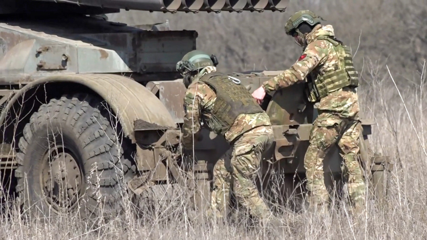 Ukraine idafite intwaro ikomeje kujya mu mazi abira