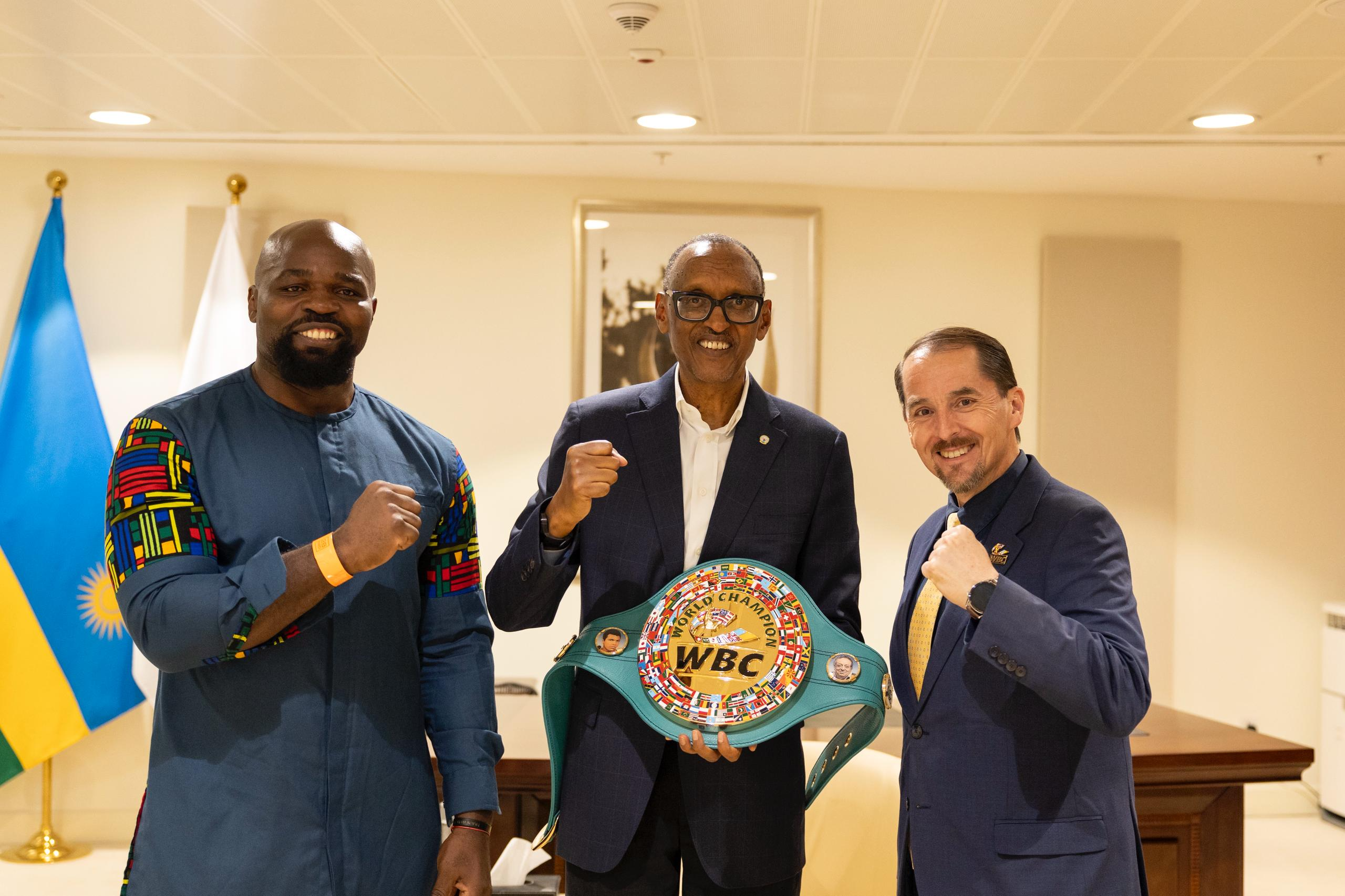 Perezida Kagame yahawe umukandara w’uwegukanye Shampiyona y’Isi mu Iteramakofe
