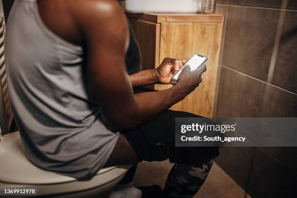 Ibyago birimo uburwayi bukururwa no kujyana  telefone mu bwiherero