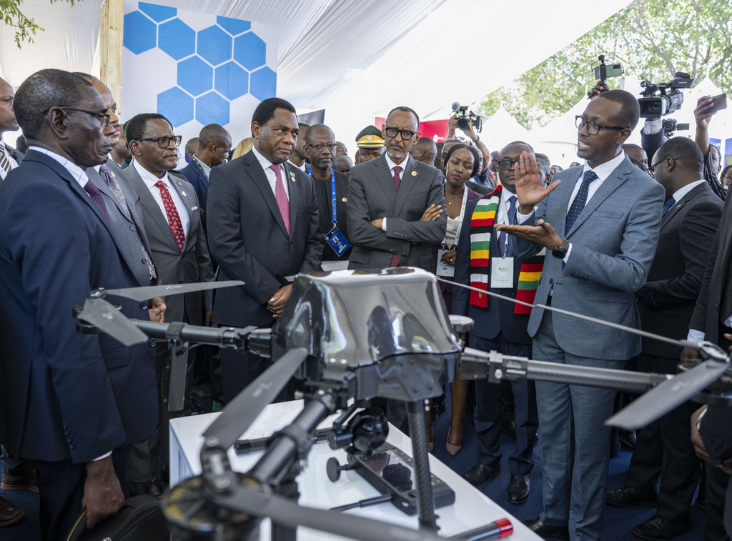 Mu mafoto 50: Ishusho y'urugendo rwa Perezida Kagame muri Zimbabwe