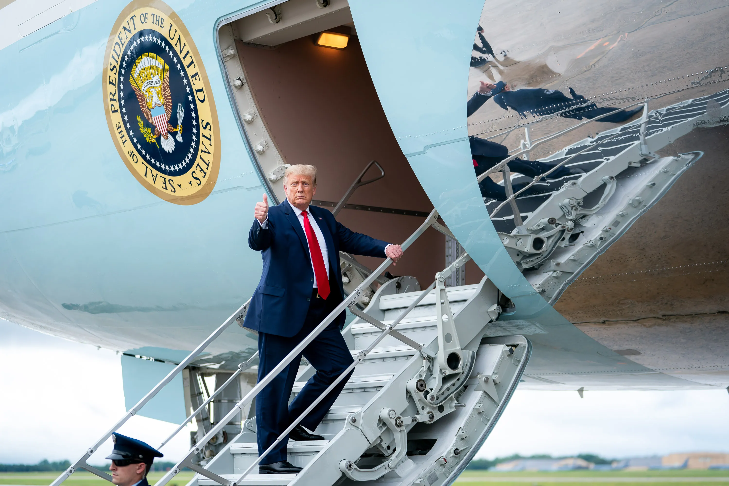 Trump yemeye ko yahinduye indege kubera gutinya kwicwa
