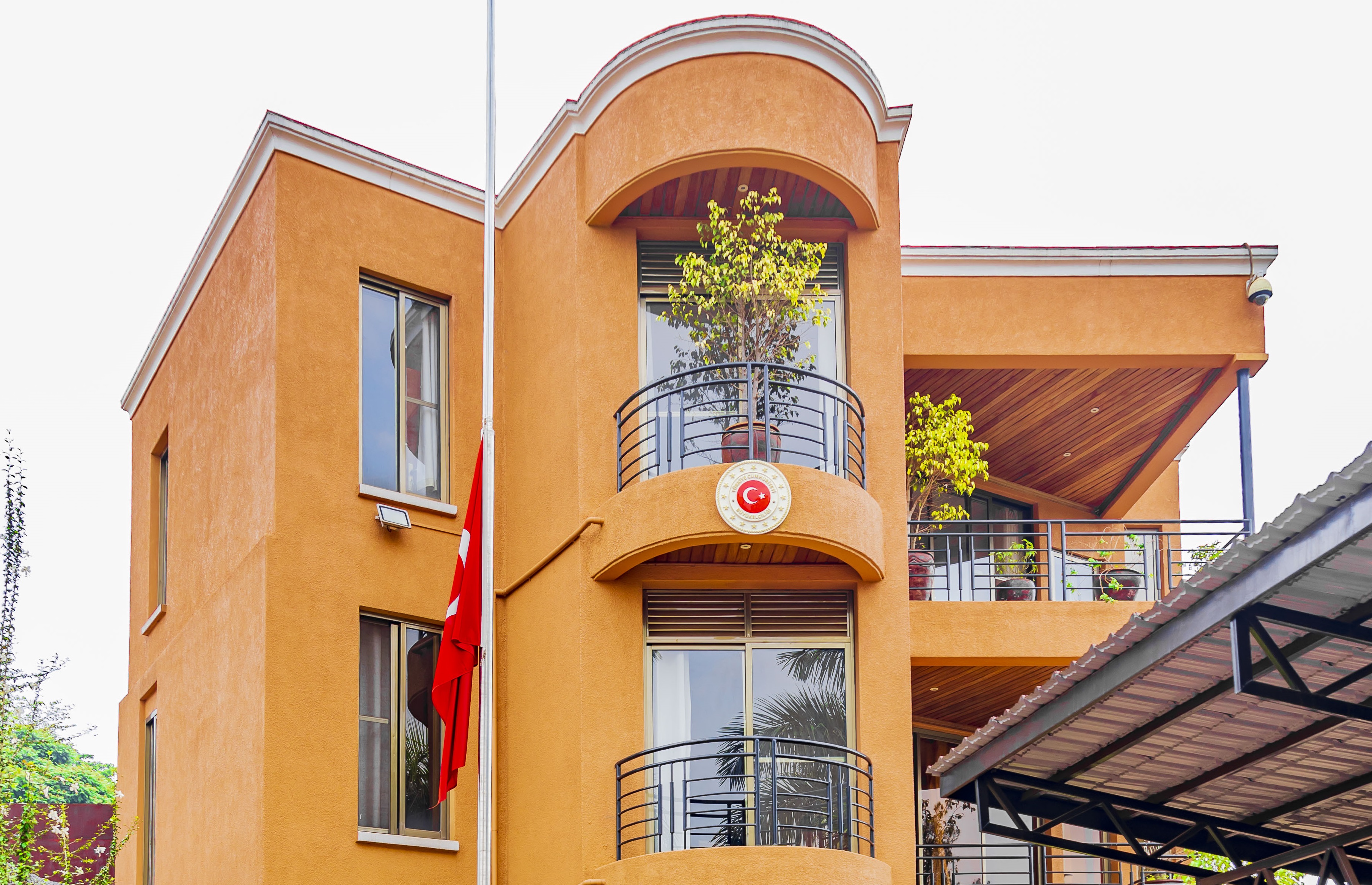 Ifoto y’Umunsi: Ibendera rya Turikiya ryururukijwe i Kigali mu kunamira abahitanywe n’umutingito