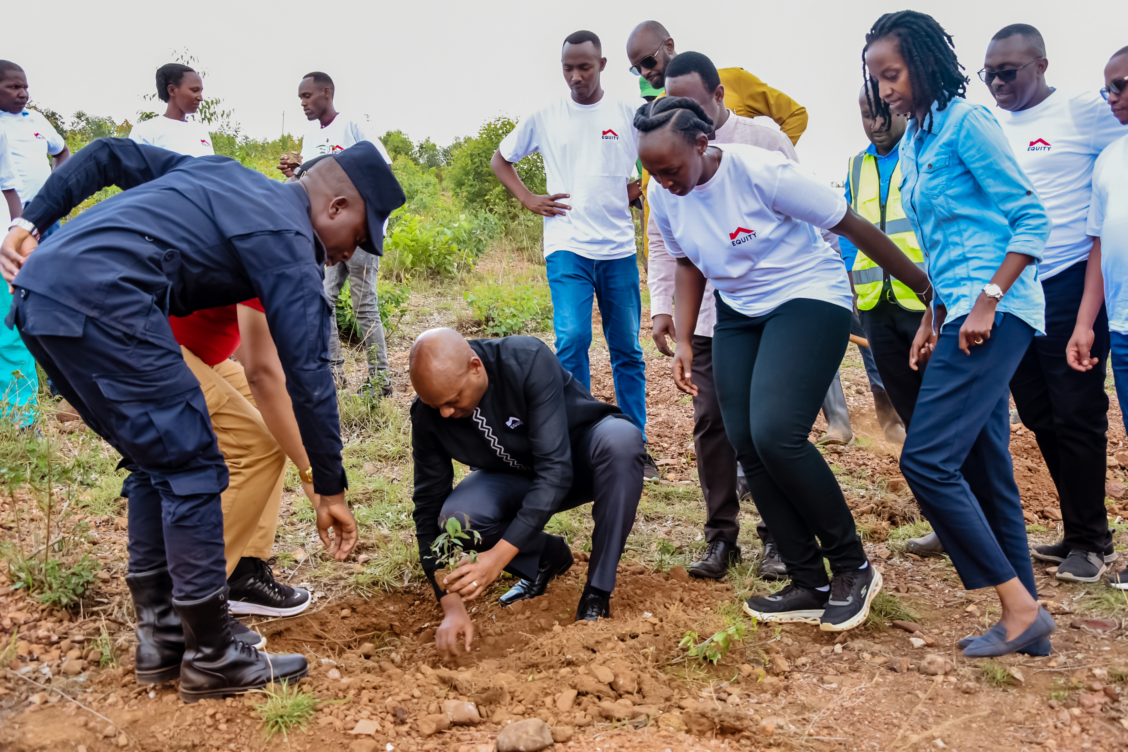 Equity Bank Rwanda yateye ibiti 3000 mu gusoza icyumweru cyahariwe umukiriya