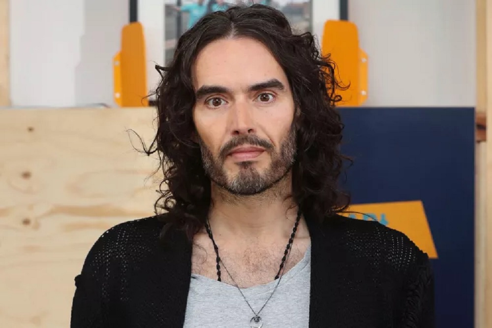 Umunyarwenya Russell Brand akurikinyweho gufata ku ngufu abagore bane