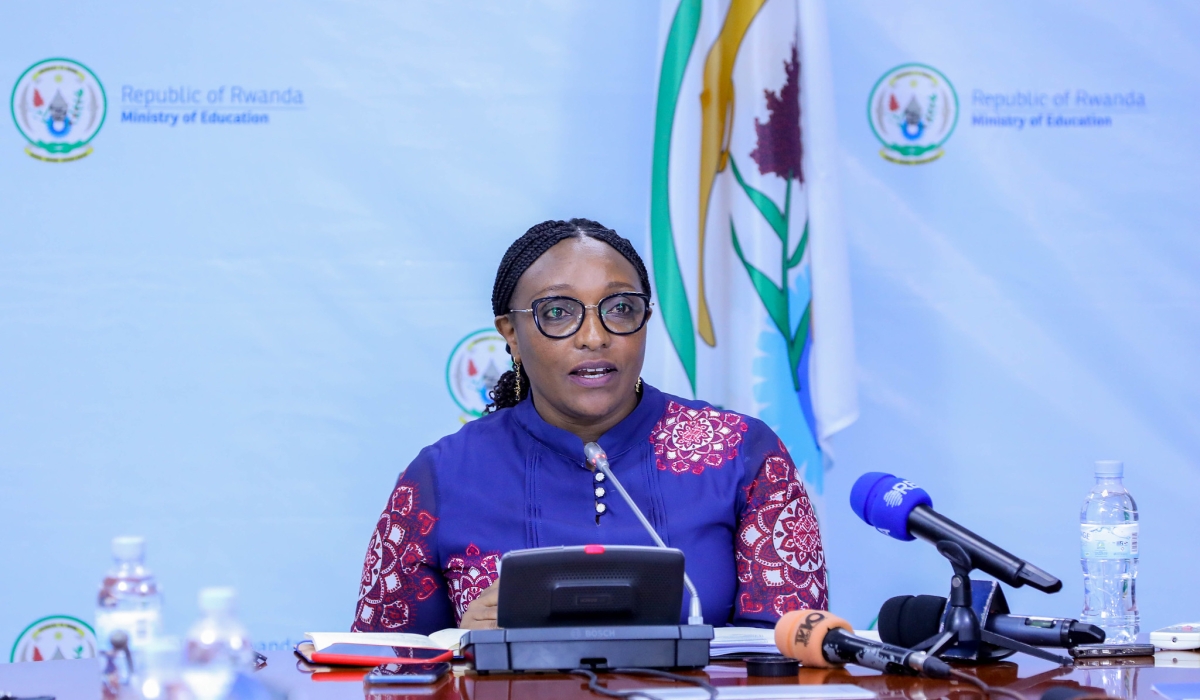 Yambuwe ay’icumbi bamufatiyeho imbunda: Urugendo rwa Senateri Dr Uwamariya n’isanganya ryo muri Afurika y’Epfo